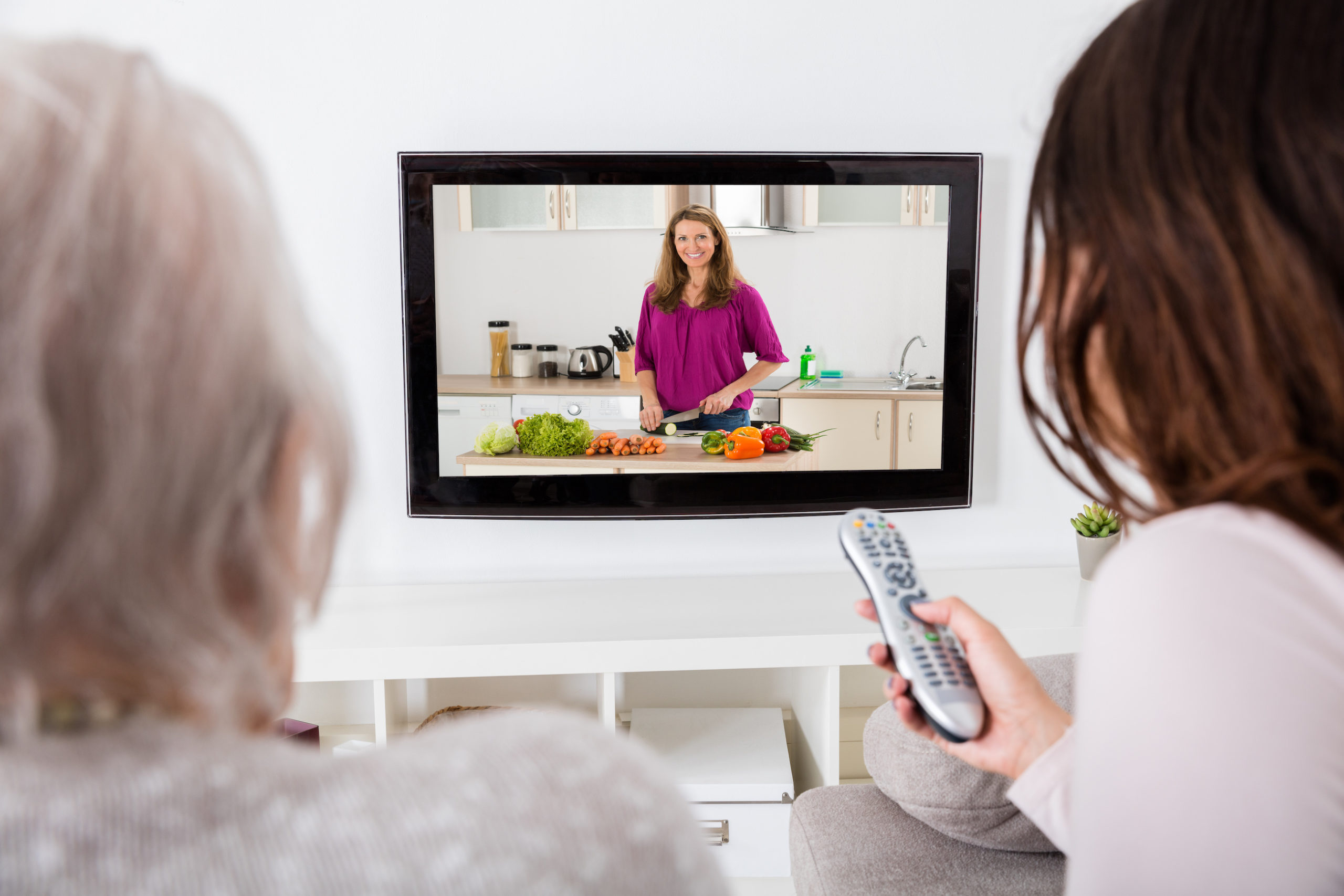 Тв вумен и коричневый камера. Телевизор с кулинарией. Wanasah TV. Женщина смотрит телевизор на затопленной кухне.